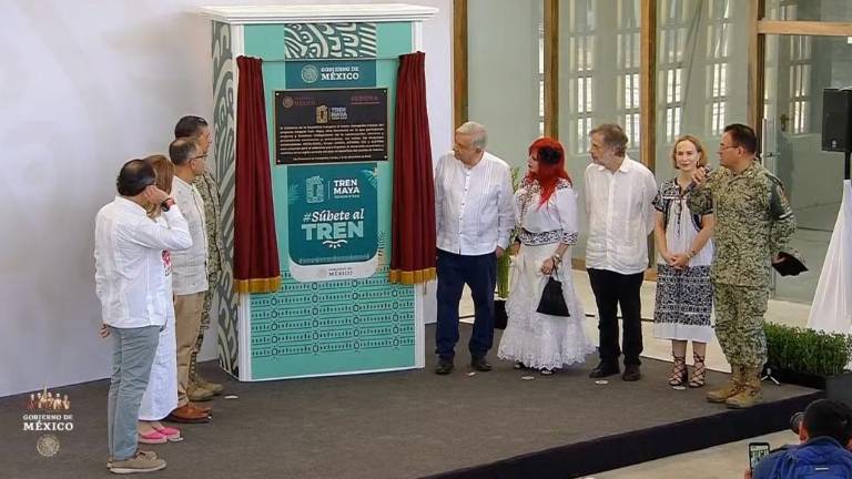 Develación de la placa de inauguración de la primera etapa del Tren Maya.