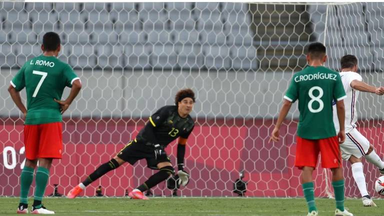 Guillermo Ochoa durante el partido ante Francia en el debut de ambas selecciones en Tokio 2020.