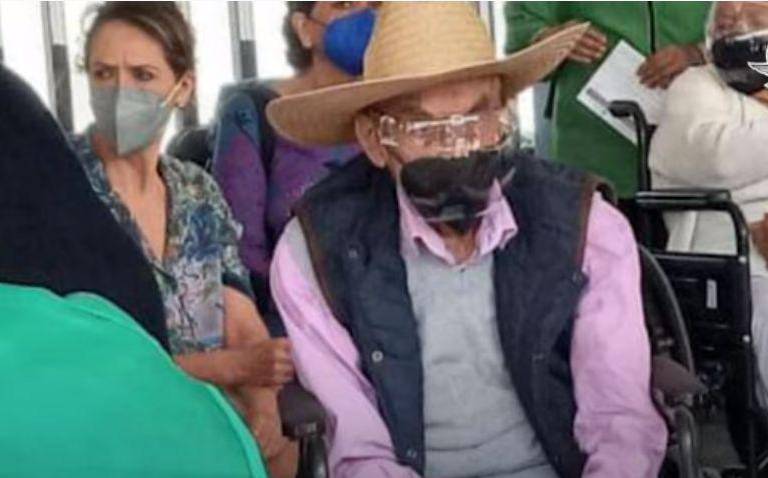 El ex Presidente Luis Echeverría recibe segunda dosis de vacuna contra el Covid-19 a los 99 años