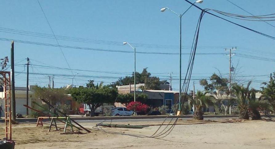 $!Derriba pipa cableado, destroza postes y deja sin luz en el Infonavit La Foresta, en Mazatlán