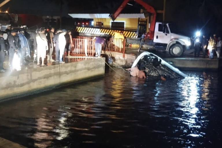Mueren siete jóvenes tras caer su vehículo en el río Calzadas, en Coatzacoalcos, Veracruz