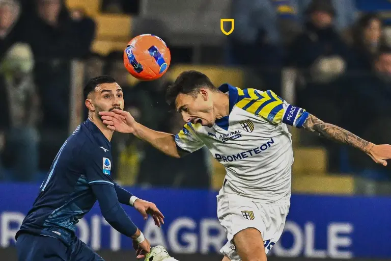 Lazio resiste con nueve hombres y vence al Parma en el tramo final