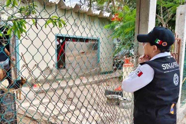 La titular del Sistema Nacional de Protección Civil en una comunidad del municipio de Comondú.