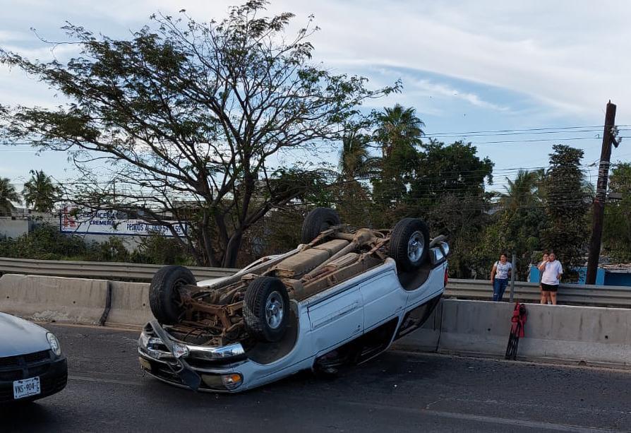 $!Camioneta derriba muro de contención y vuelca al sur de Mazatlán