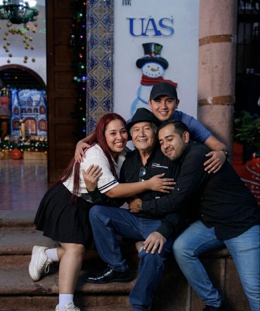 $!El artista plástico Jorge Luis Hurtado Reyes con sus hijos Emma Quetzalli, Javier y Jorge Luis Hurtado García.