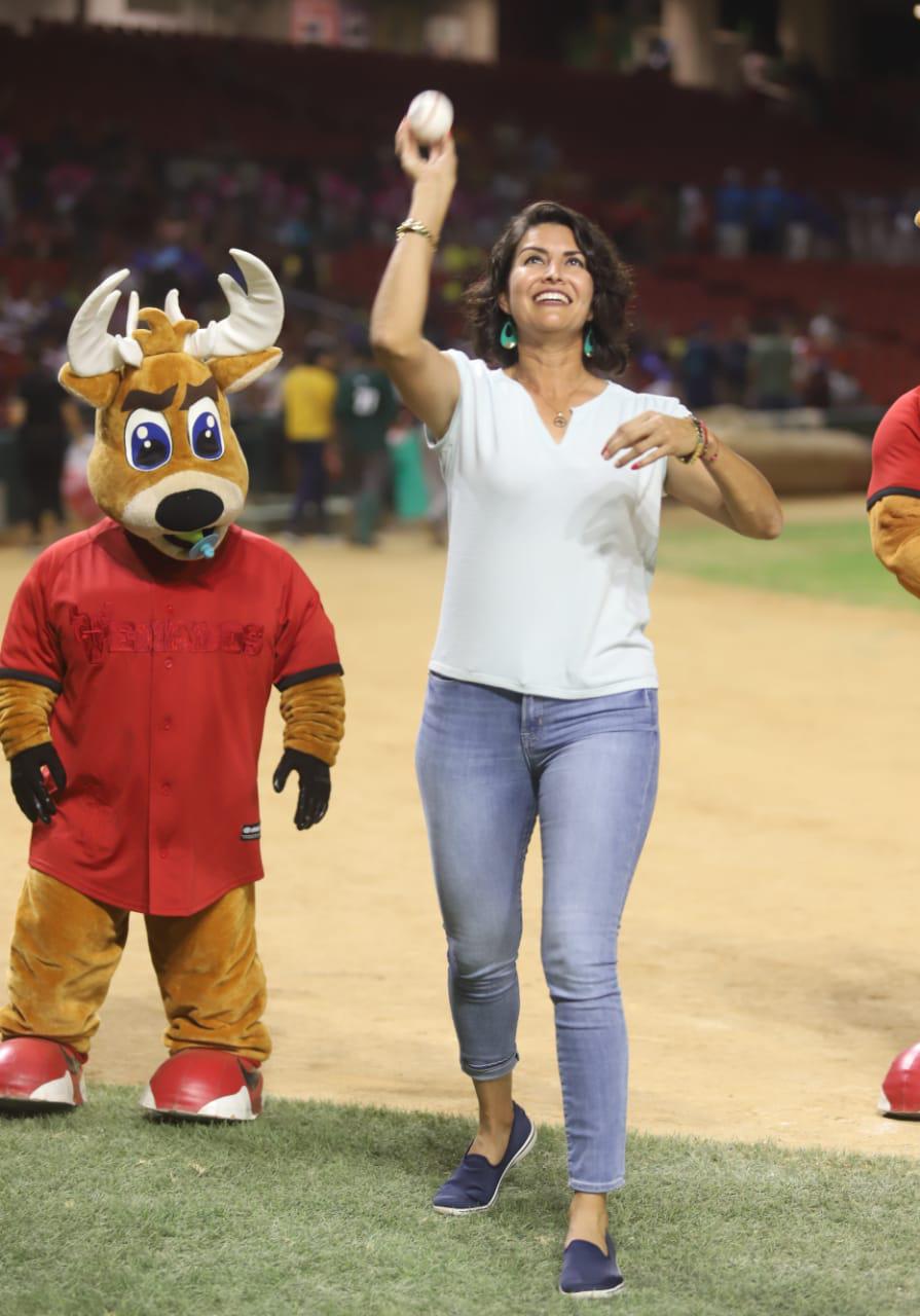 $!Entre fuegos artificiales y un ambiente de fiesta inauguran el Mazatlán Baseball Tournament