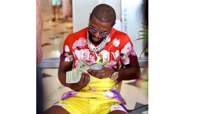 La empresa busca impedir judicialmente la pelea de Floyd Mayweather programada para el 27 de junio.