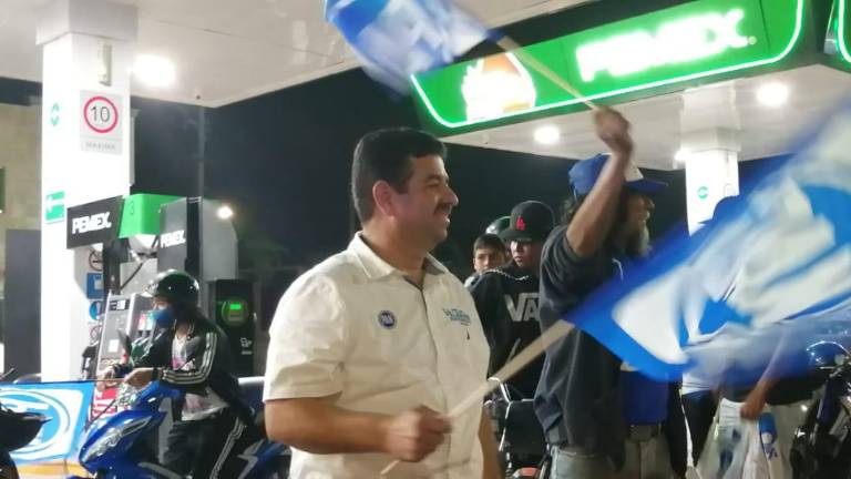 El abanderado del PAN José Luis Villagrana Olivares, hace un recorrido por las principales calles.
