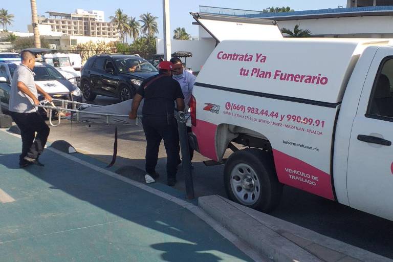 Tragedia en el malecón de Mazatlán: muere mujer tras caer a escalera de acceso a la playa