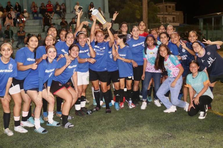 Leonas Piña se proclaman campeonas de la Copa de Futbol Invierno Imdem