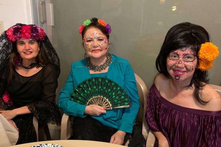 Viven Noche de Catrinas ex alumnas del Colegio Montferrant