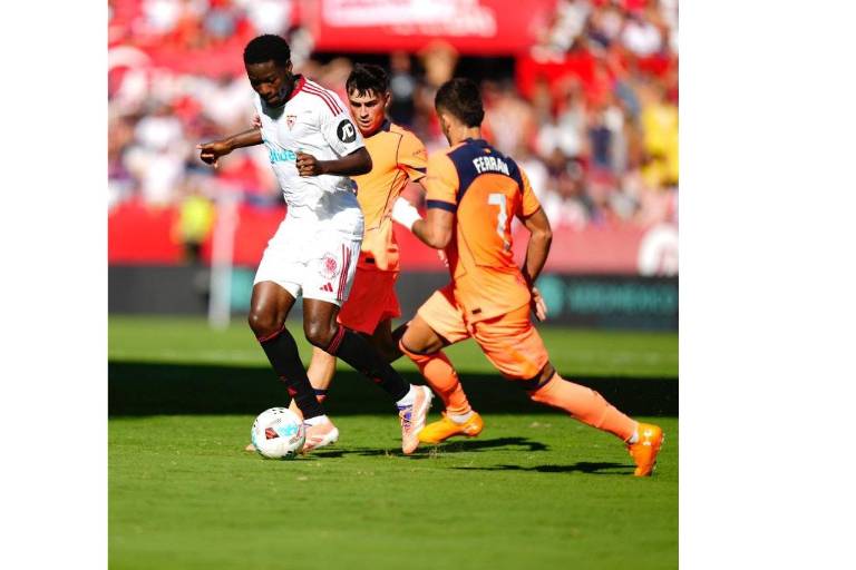 Sevilla golea al Barcelona y deja al Real Madrid como líder de LaLiga