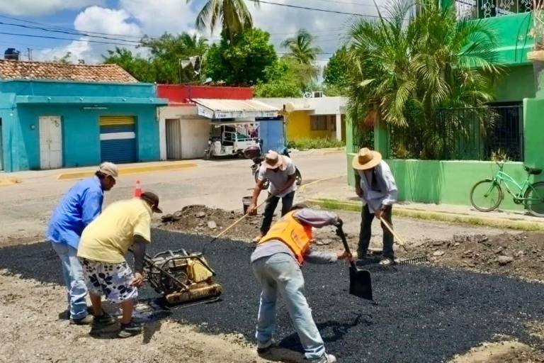 Escuinapa repara baches con asfalto donado por el Estado; priorizan zona escolar