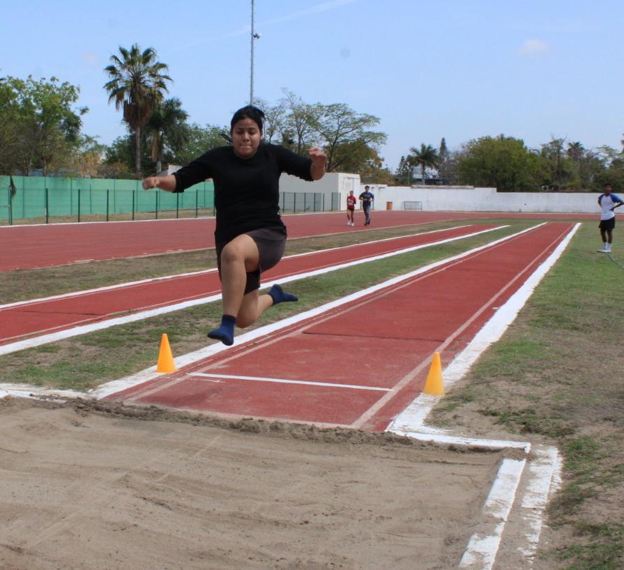 $!Vuelan bachilleres en la pista de la Unidad Benito Juárez