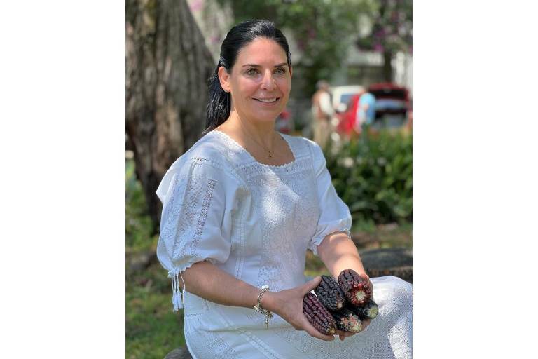 Nueva variedad de maíz azul lleva el nombre de la chef mazatleca Zahie Téllez