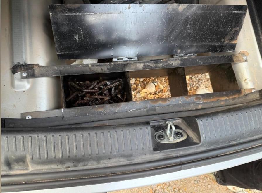 $!Abandonan auto con armas y ponchallantas en Culiacán; lo asegura la policía