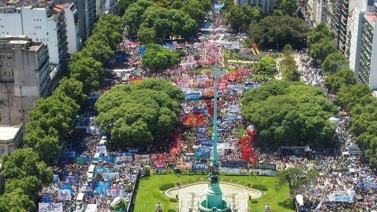 Sindicatos y organizaciones sociales participaron en una manifestación frente al Congreso argentino durante una huelga nacional contra el Gobierno de Javier Milei.