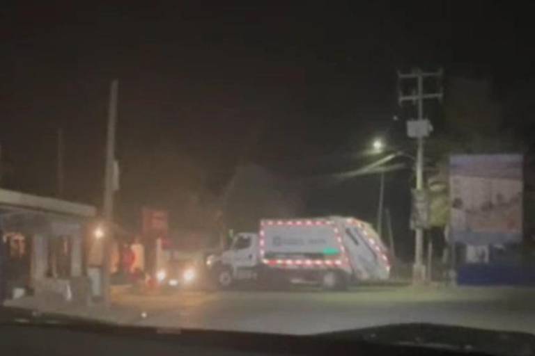 Bloquean la salida hacia al norte de Culiacán con camiones de basura