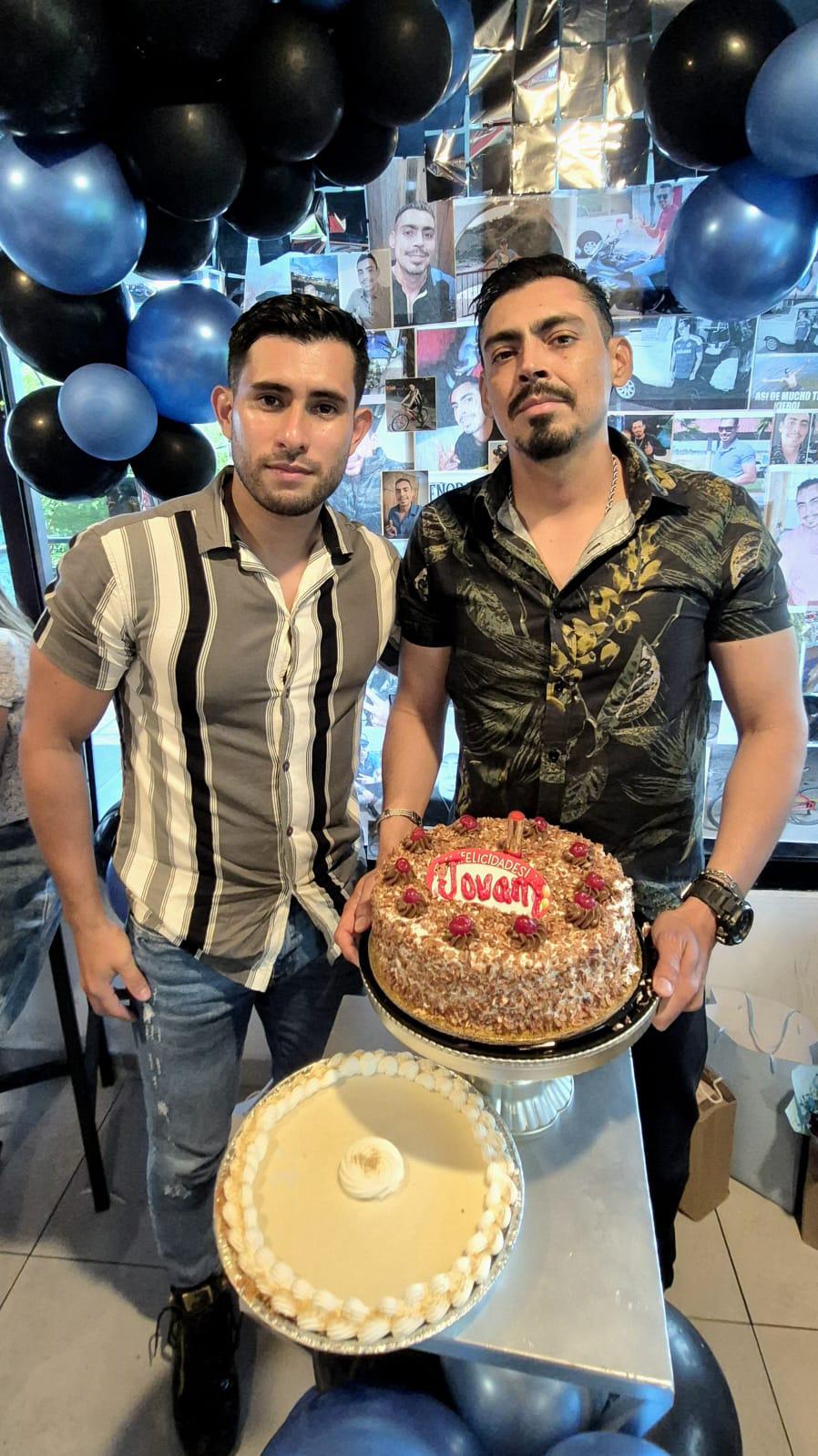 $!El cumpleañero con su amigo José Heriberto.