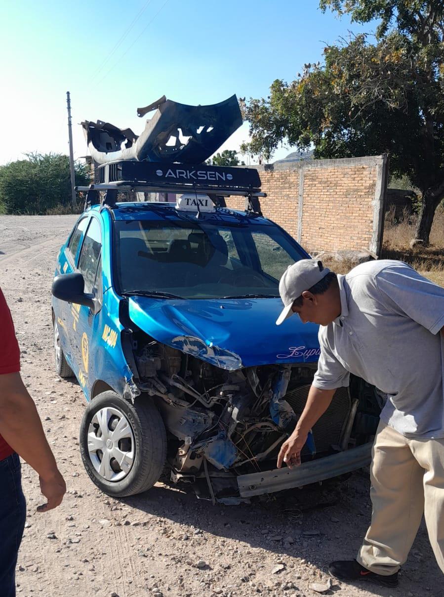 $!Taxi resulta con daños al ser golpeado por el tren, en Escuinapa