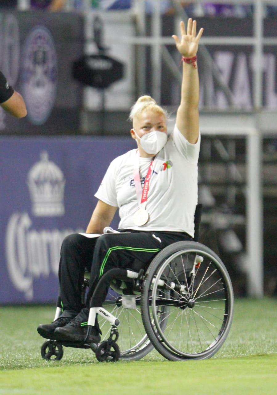 $!Rosa María Guerrero Cázares saluda al público.