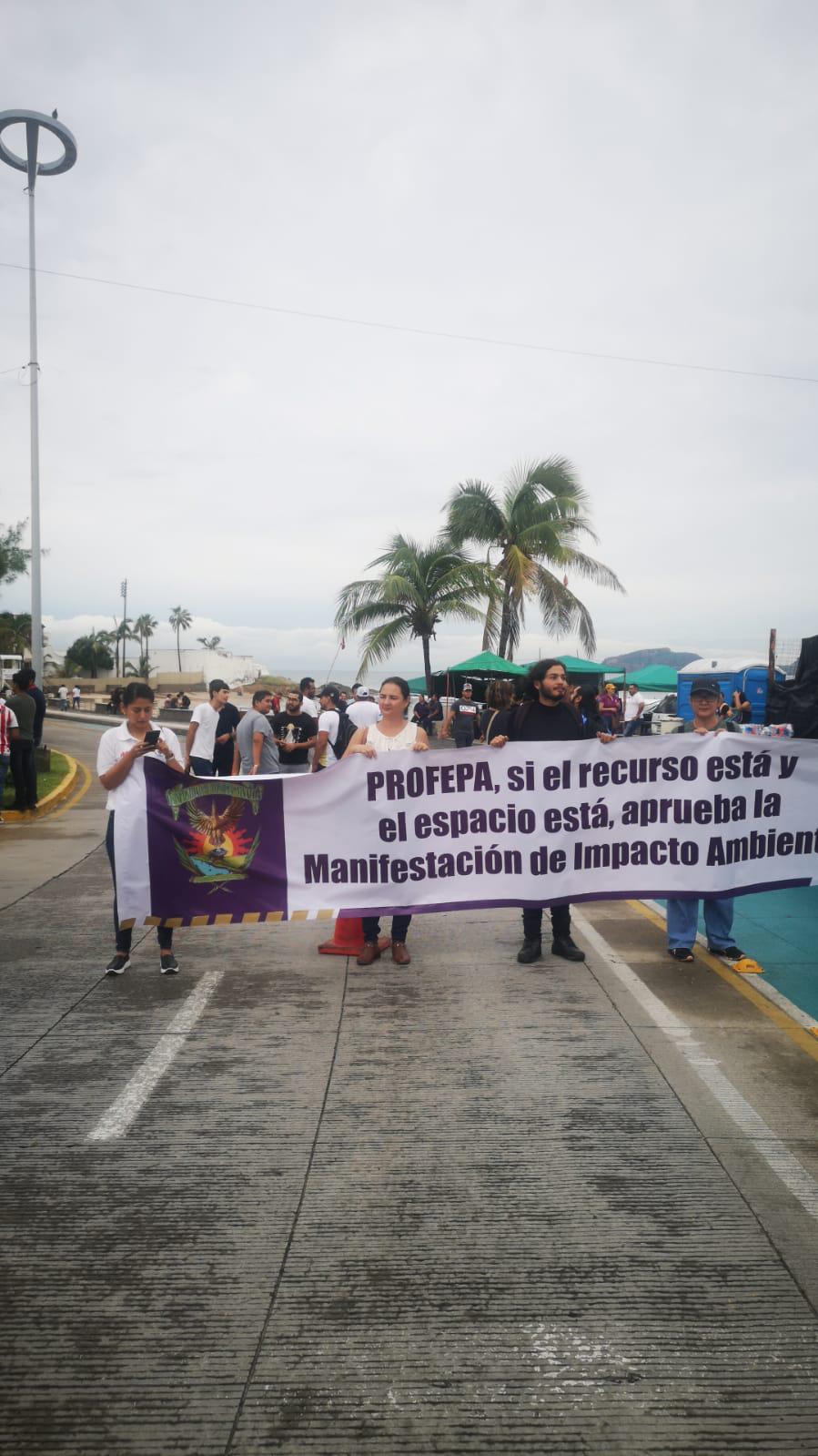 $!En Mazatlán, bloquea Facimar Paseo Clausen; exigen liberar obra negra