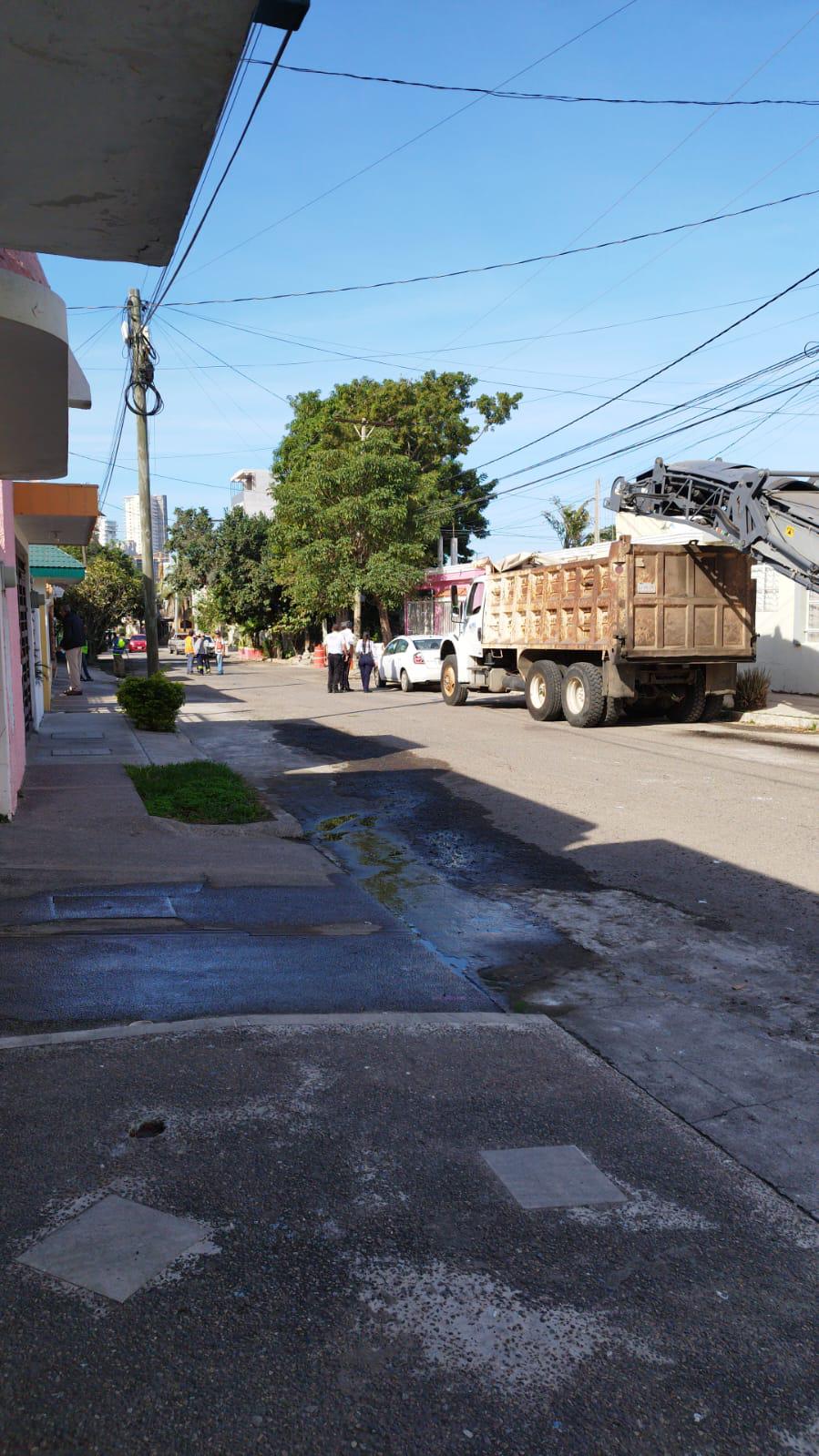 $!Reclaman vecinos pavimentación sin reparar drenaje colapsado en el fraccionamiento Estadio, en Mazatlán