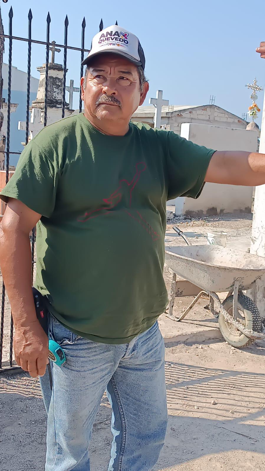 $!José de Jesús, desde hace dos años, limpia gratuitamente el panteón municipal de Cacalotán