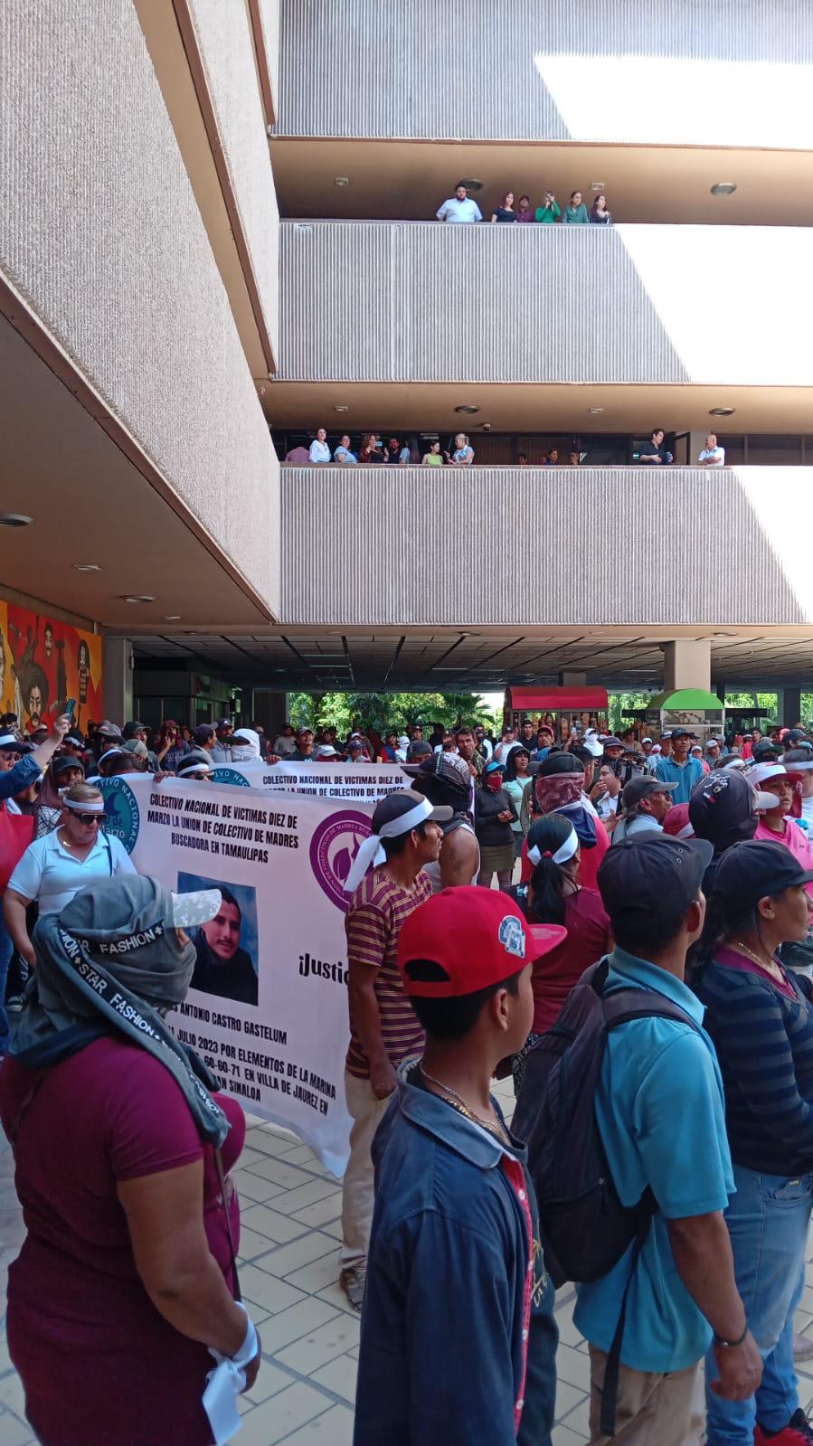 $!Llega a Palacio de Gobierno manifestación por desapariciones forzadas