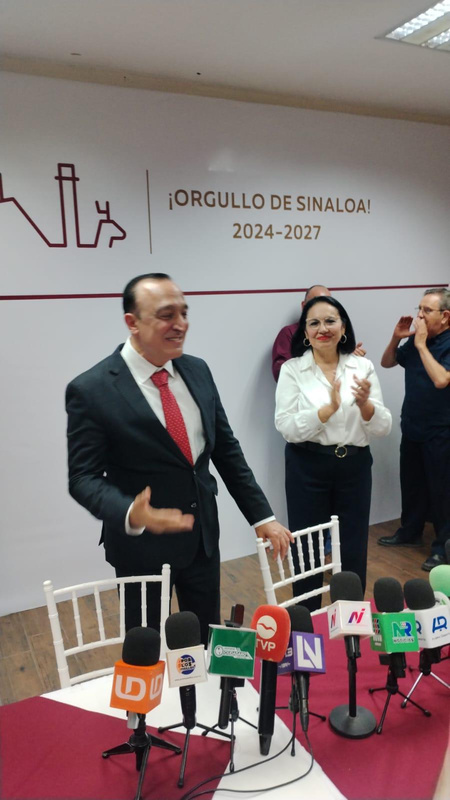 $!Cerrajero abre paso al Palacio Municipal al recién nombrado Alcalde sustituto de Ahome