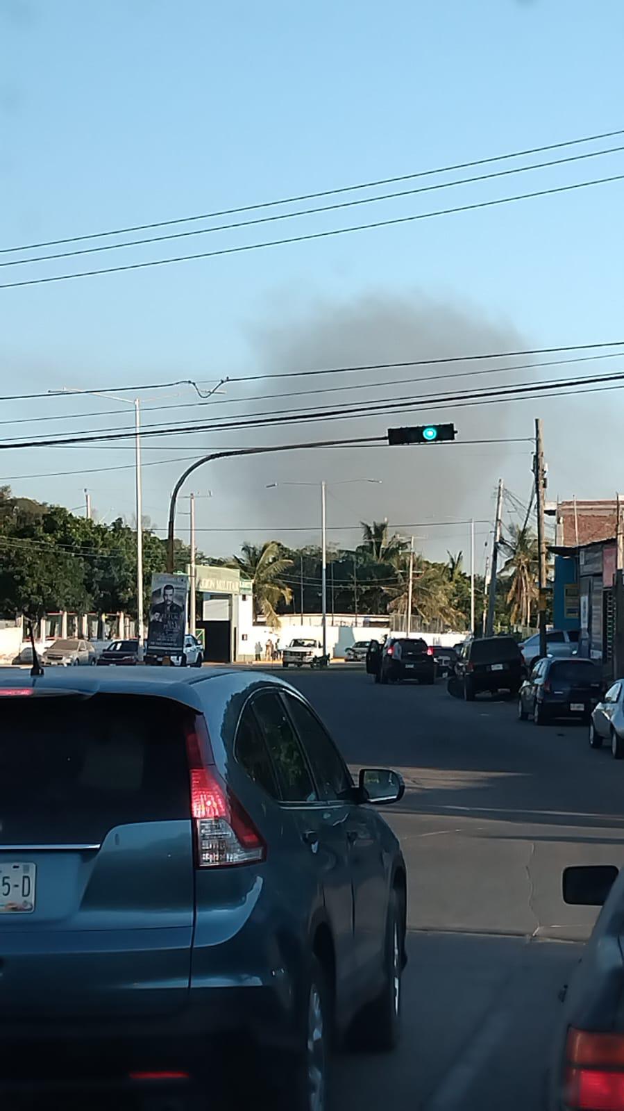 $!Se incendia barco atunero en los muelles cercanos a la zona del Parque Bonfil, en Mazatlán