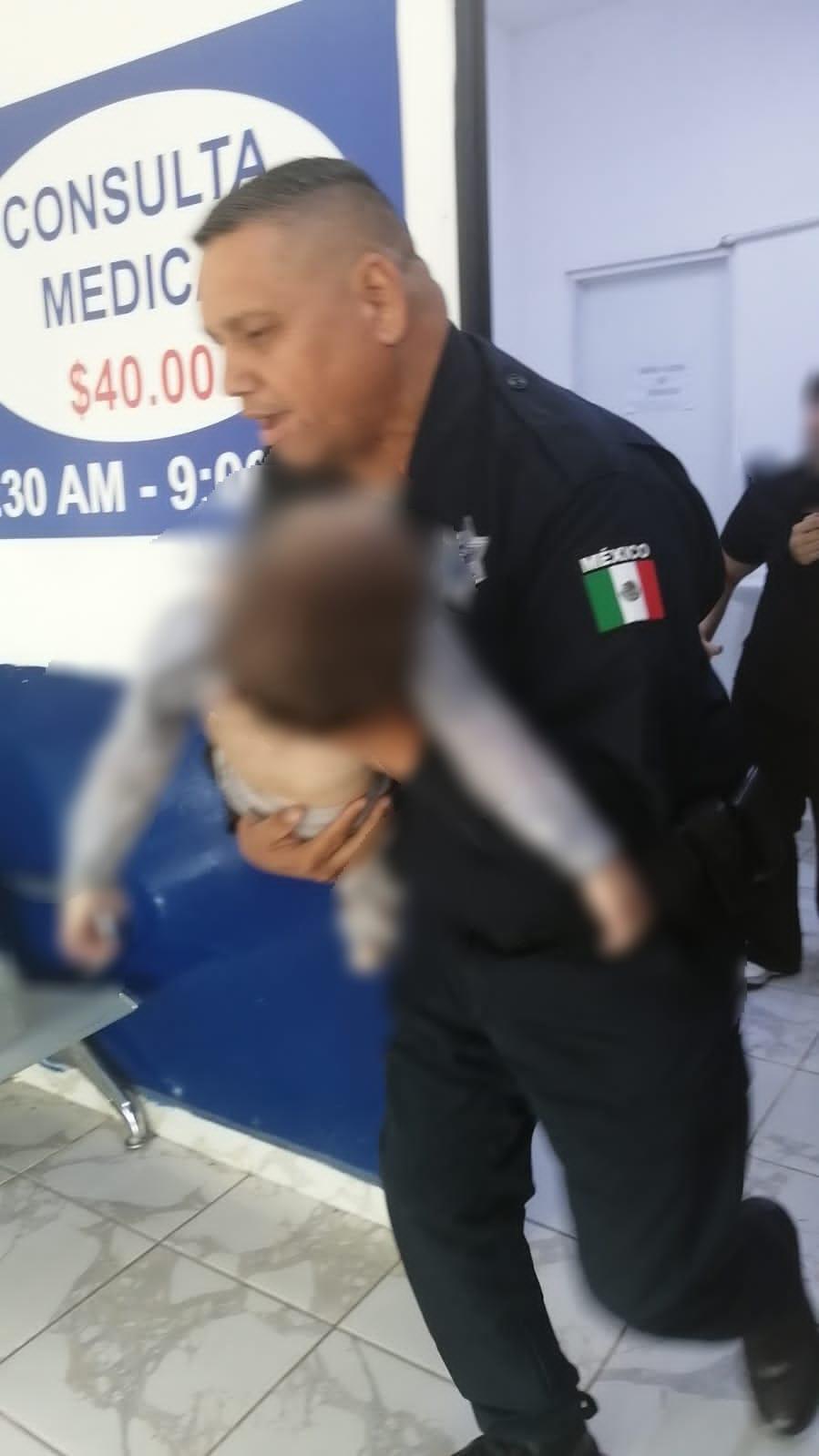 $!Agentes de la Policía de Ahome logran reanimar a niño de 2 años que cayó en cubeta