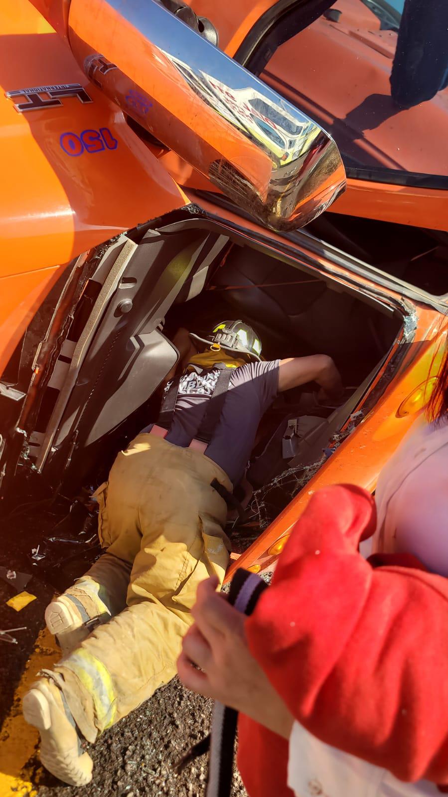 $!Vuelca camión en carretera de Escuinapa; conductor resulta lesionado