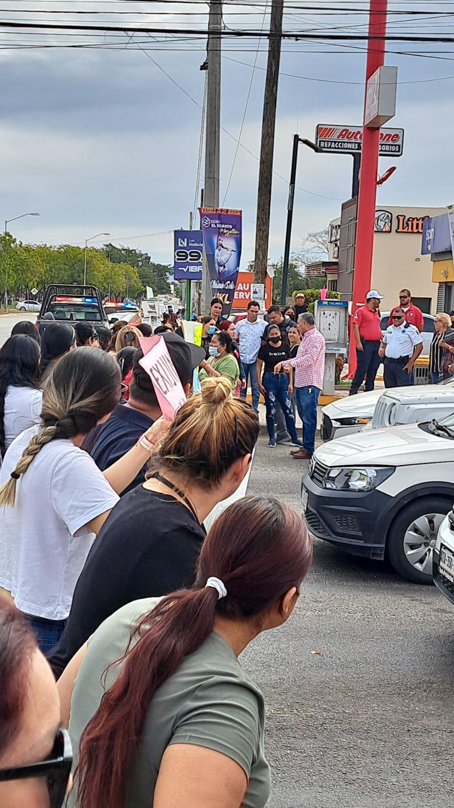 $!Padres de familia bloquean crucero en Mazatlán para denunciar falta de intendente en jardín de niños