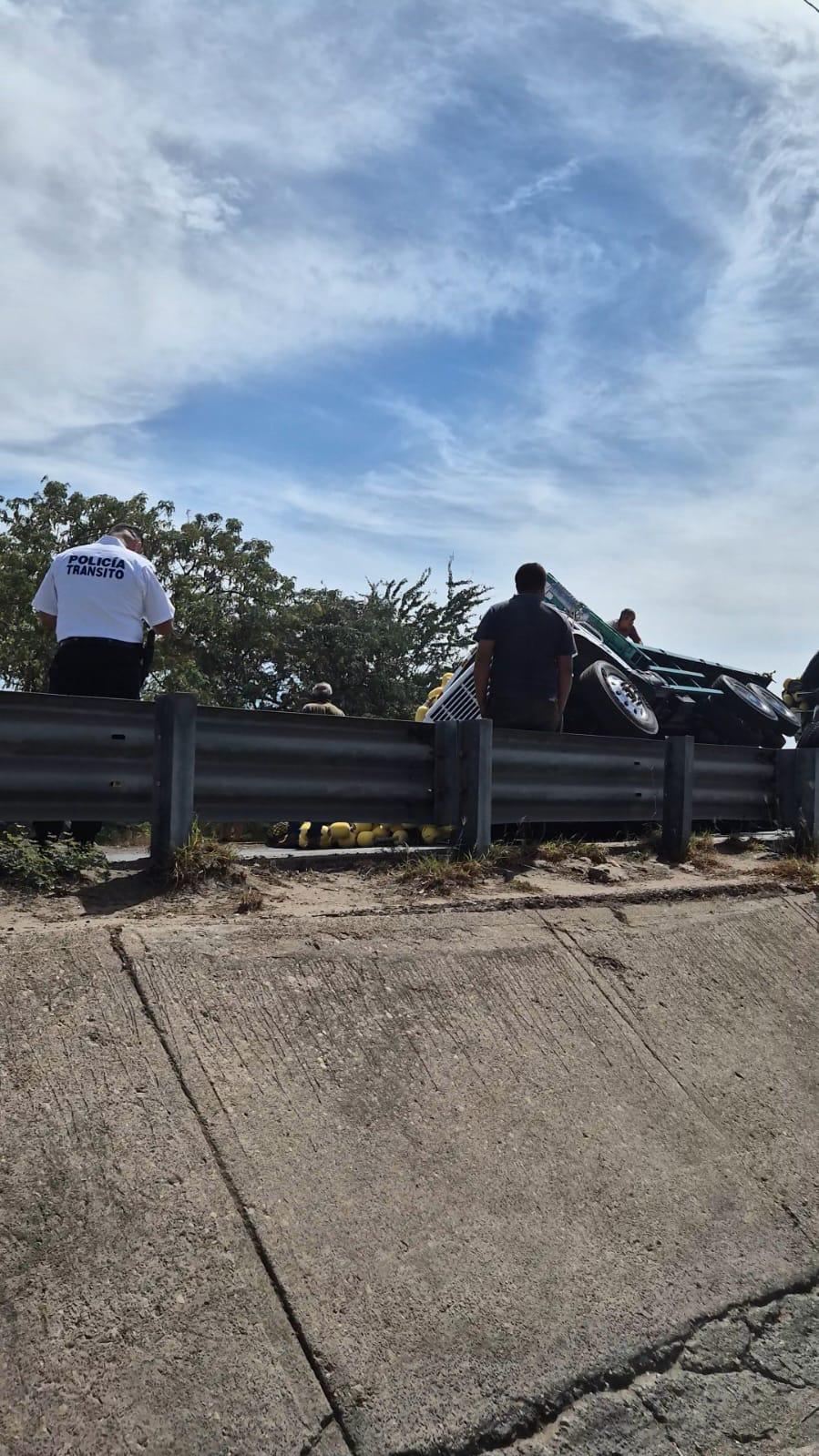 $!Incidente al transportar red pesquera provoca cierre de vialidad en Mazatlán