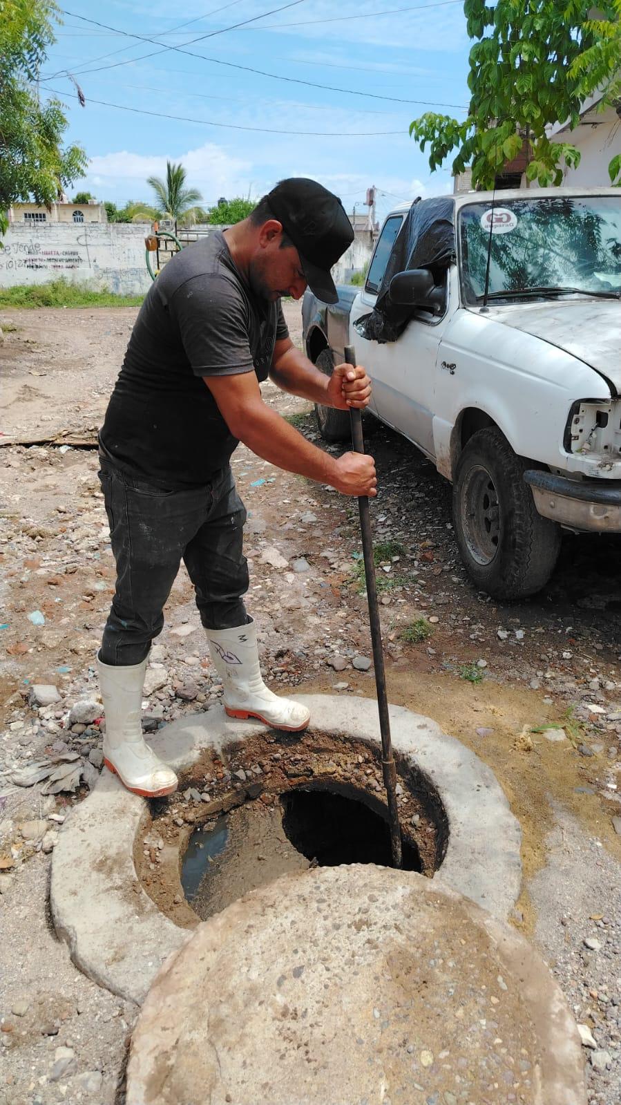 $!Atienden en Escuinapa problemas de drenaje con camiones prestados: Jumapae