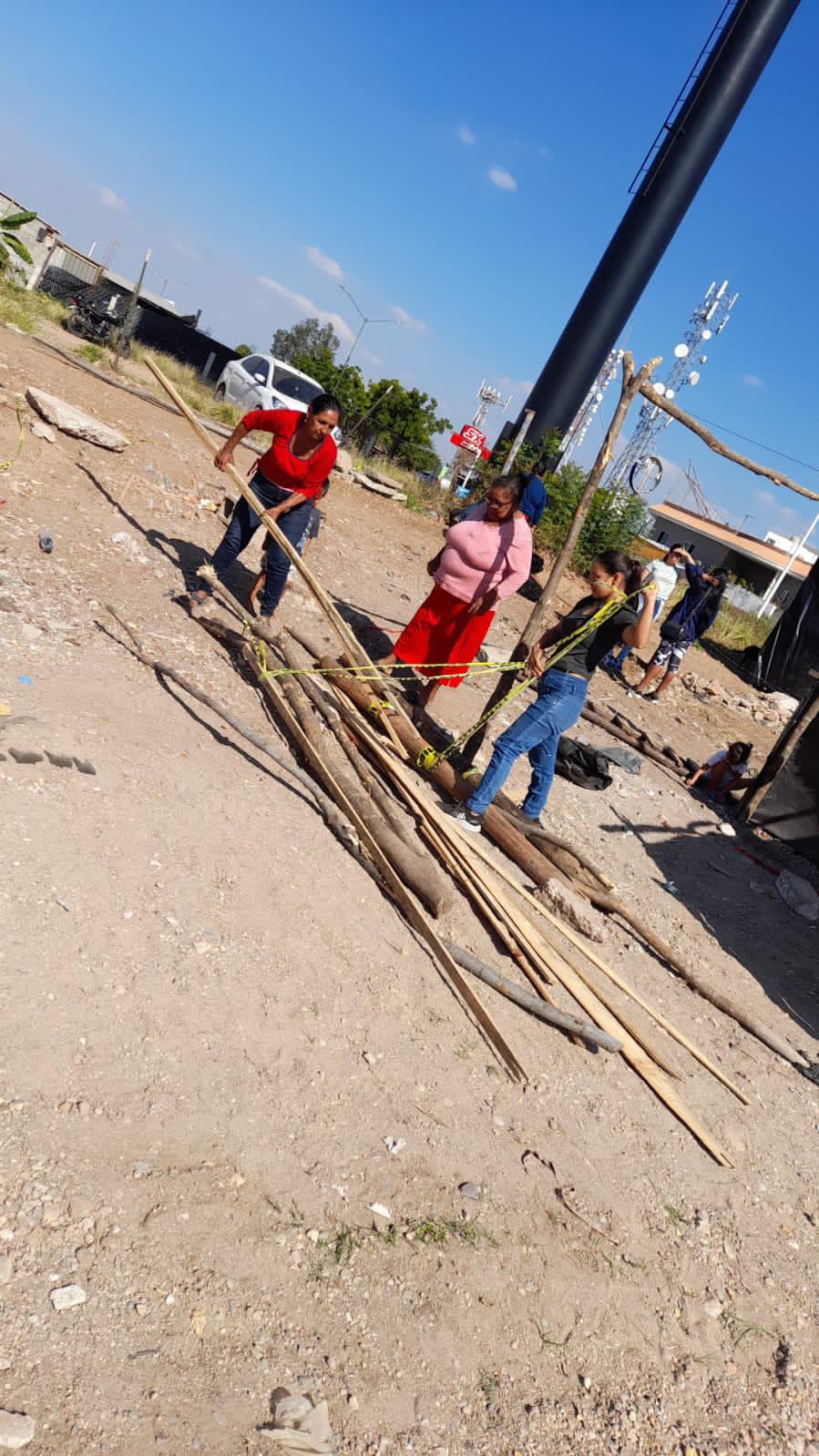 $!Retiran a personas que construyeron casas en zonas no destinadas para vivienda en sector Obregón Sur en Culiacán