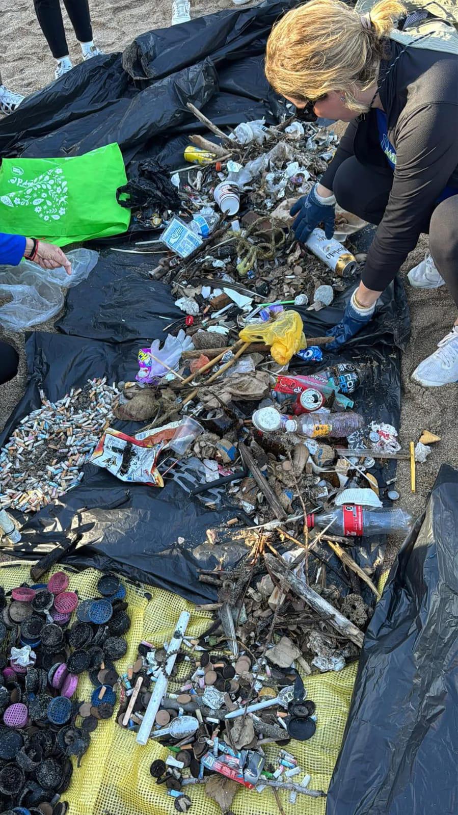 $!Se suma MazConCiencia a la limpieza carnavalera de Olas Altas después de Combate Naval