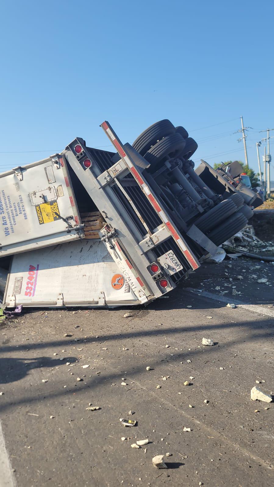 $!Vuelca camión en carretera de Escuinapa; conductor resulta lesionado