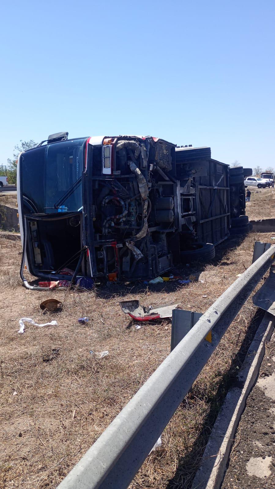 $!Volcadura de camión con pasajeros deja al menos 5 personas lesionadas en carretera de Elota