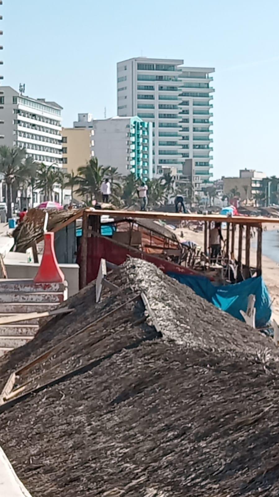 $!Continúan construcción de palapa clausurada por Profepa, en Mazatlán