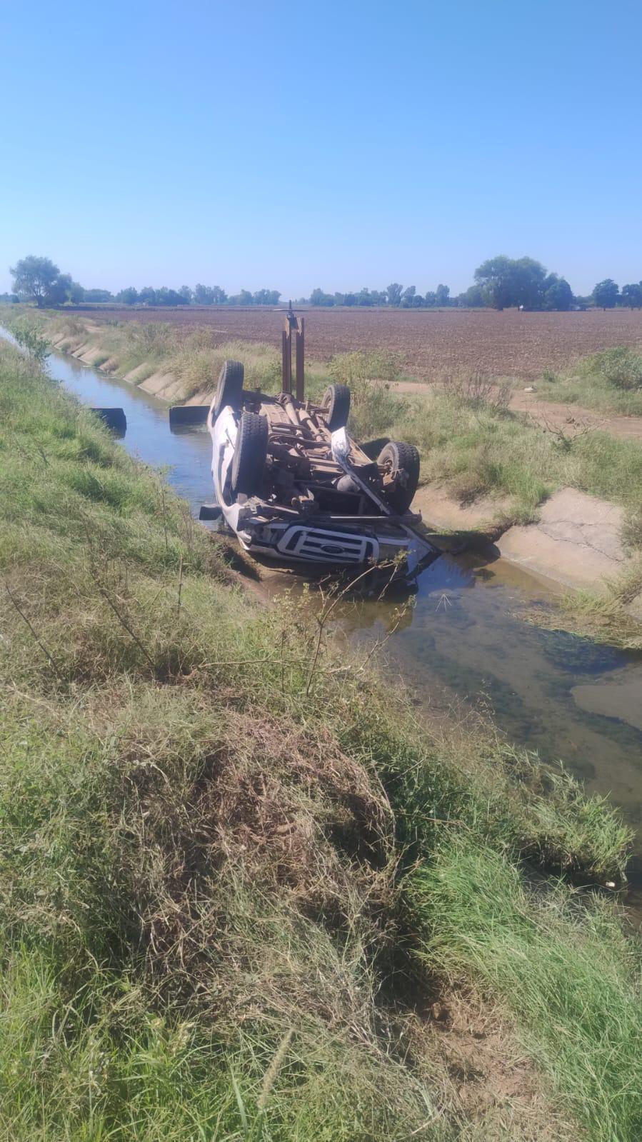 $!Adulto mayor pierde el control de su camioneta y cae a un canal en Guasave