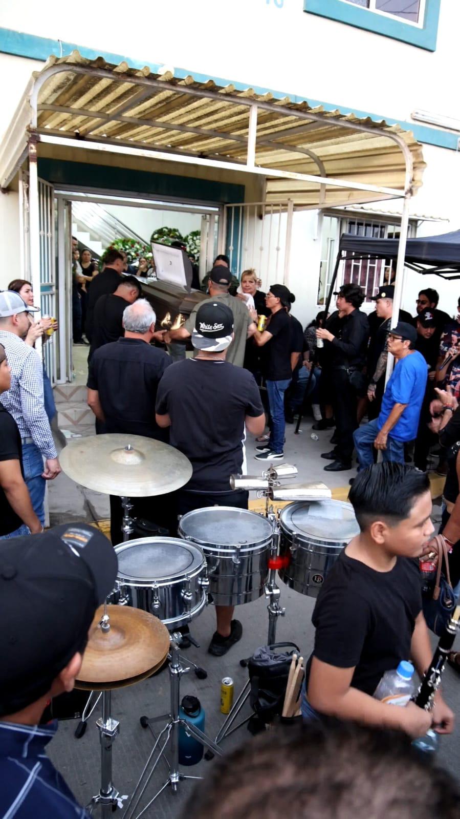 $!La convocatoria para la reunión fue encabezada por el cantante Roberto Júnior.