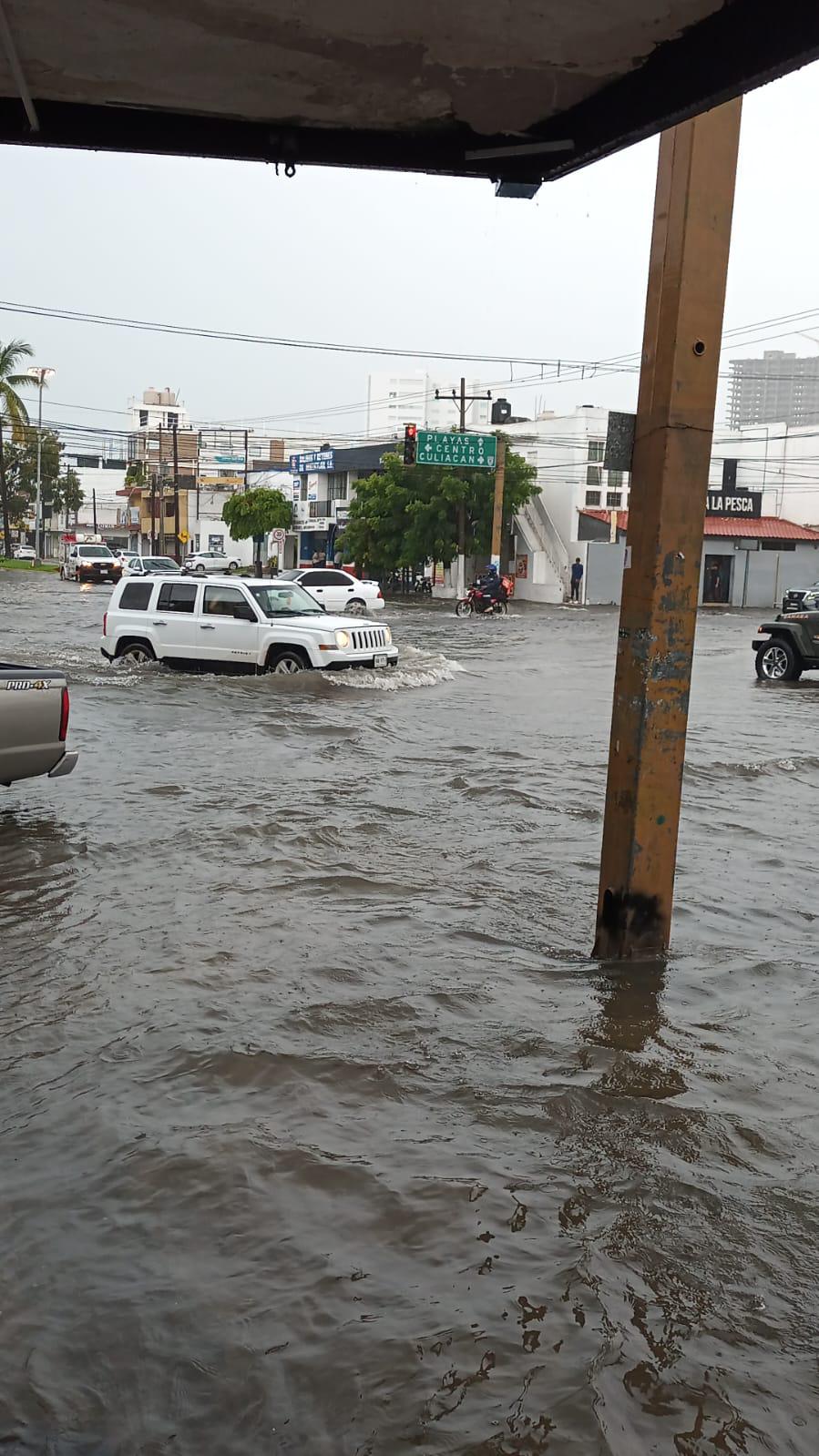 $!Queda bajo el agua el crucero de Juan Carrasco y Gutiérrez Nájera, en Mazatlán
