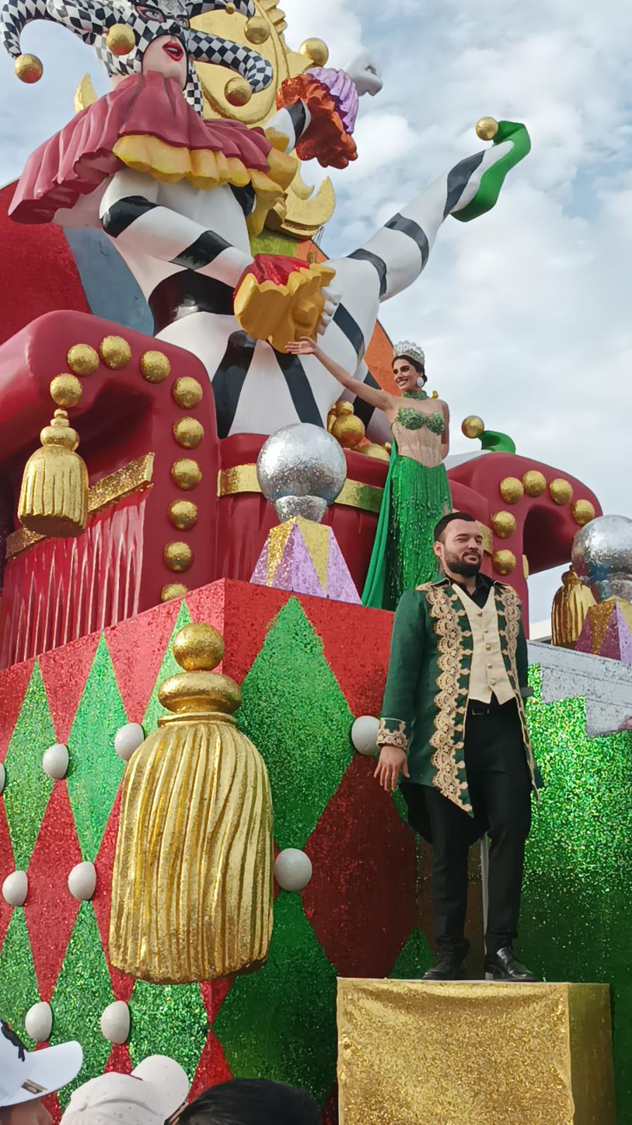 $!Se despide la realeza con emotividad en el segundo y último desfile del Carnaval de Mazatlán 2024