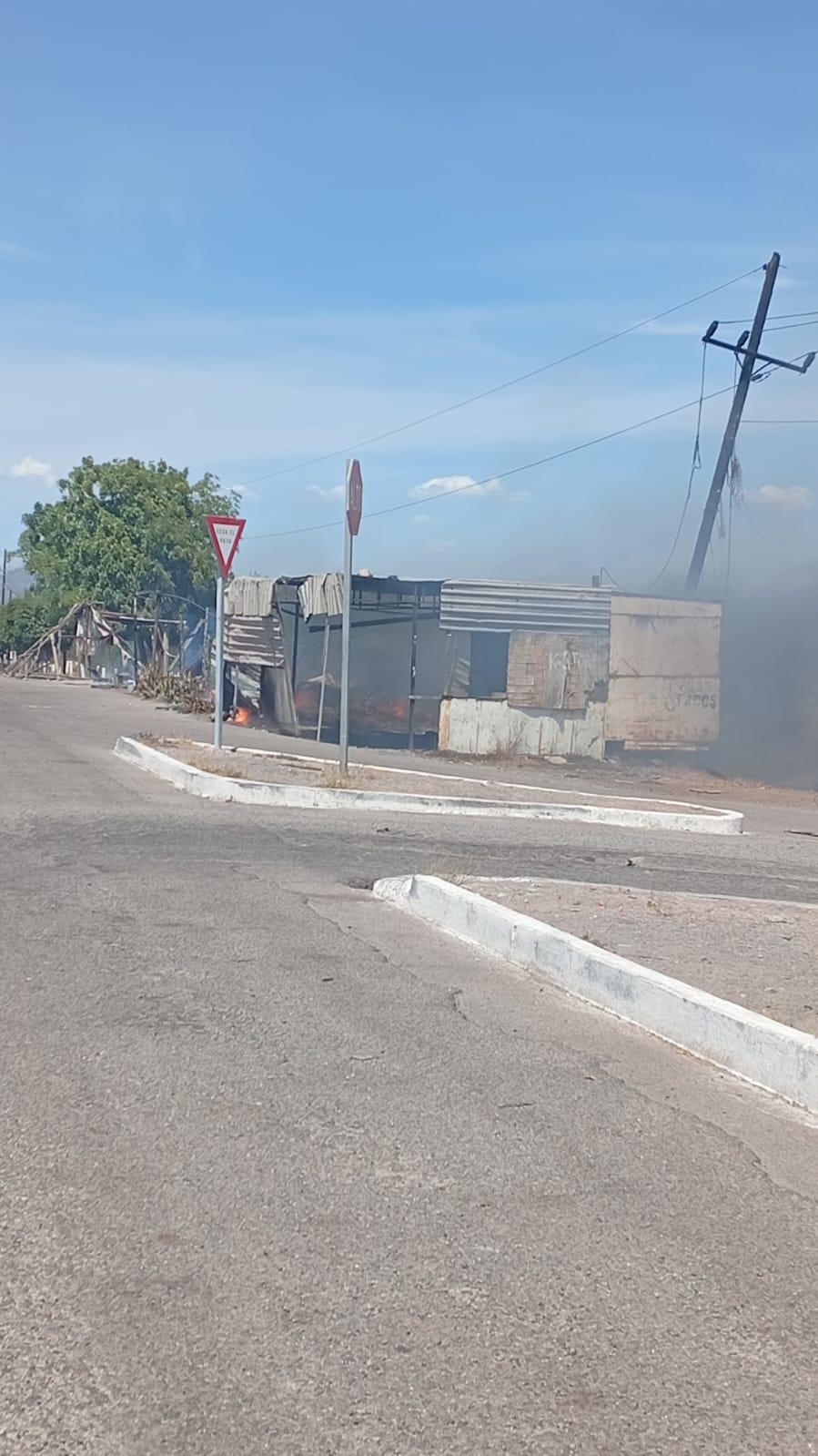 $!Fuego reduce a cenizas un negocio de comida en las cercanías de la caseta de San Miguel Zapotitlán