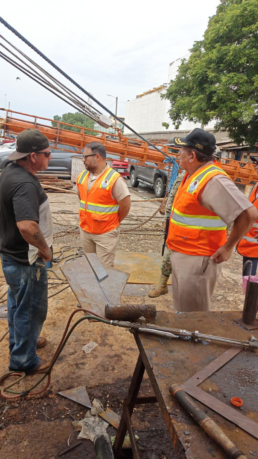 $!Sorprenden soldando en muelles pesqueros de Mazatlán y Capitanía los amonesta