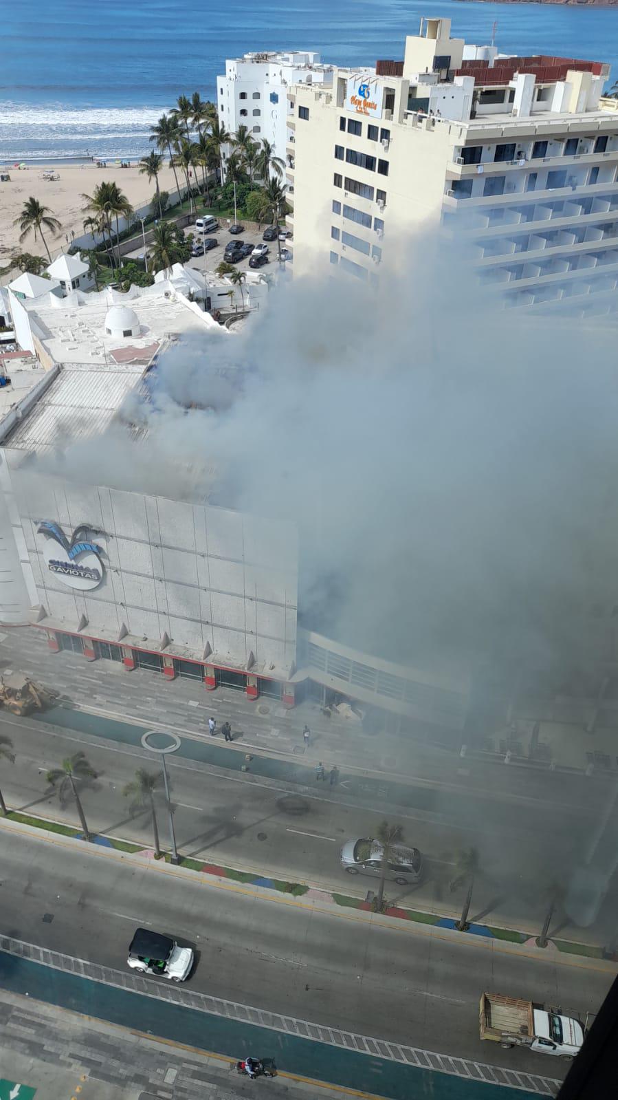 $!Se incendia Cinemas Gaviotas de Mazatlán; colapsa tráfico en la Zona Dorada