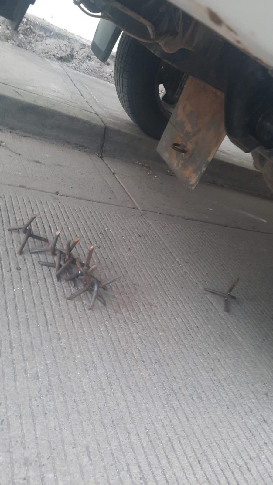 $!Aseguran camioneta blindada y con lanza ‘poncha llantas’ en Culiacán