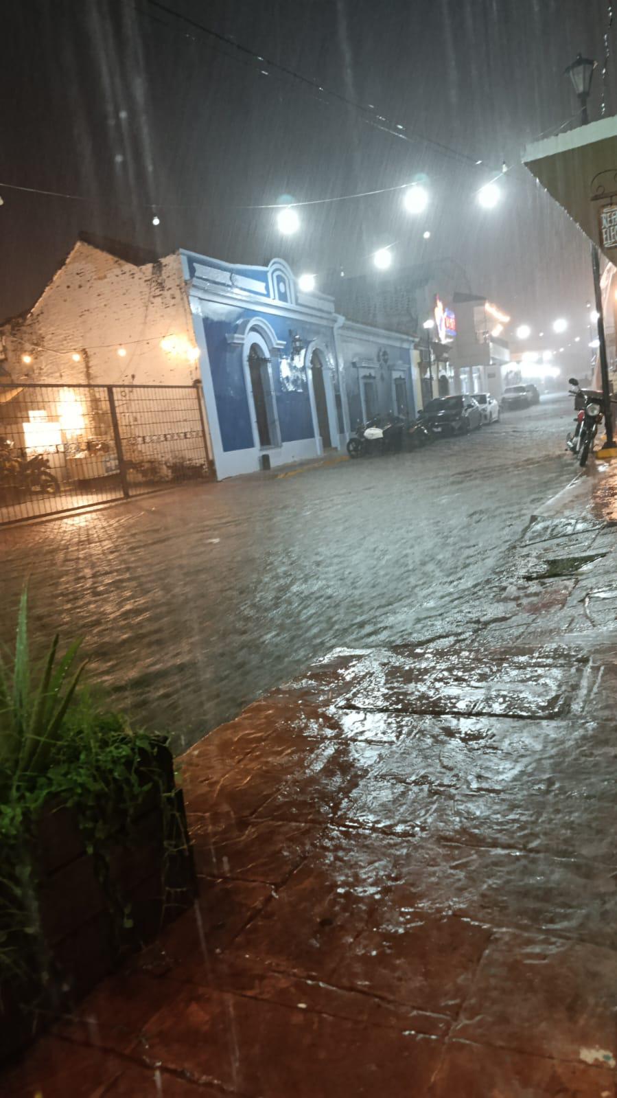 $!Se registran fuertes lluvias y actividad eléctrica en Rosario